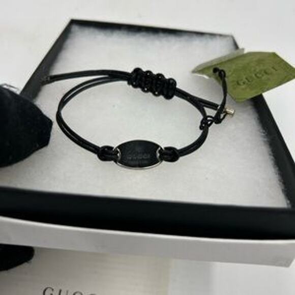 Gucci, black leather cord bracelet with sterling silver logo engraved plaque - Picture 10 of 11